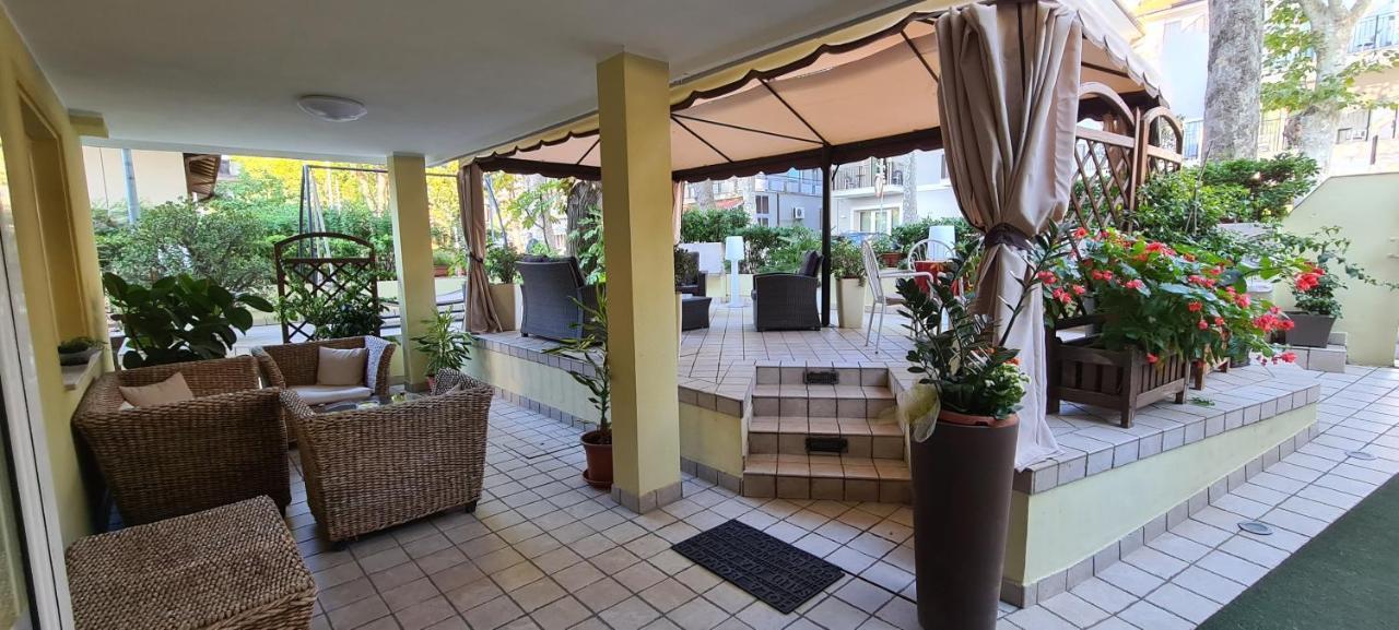 Hotel Beppe Ріміні Екстер'єр фото