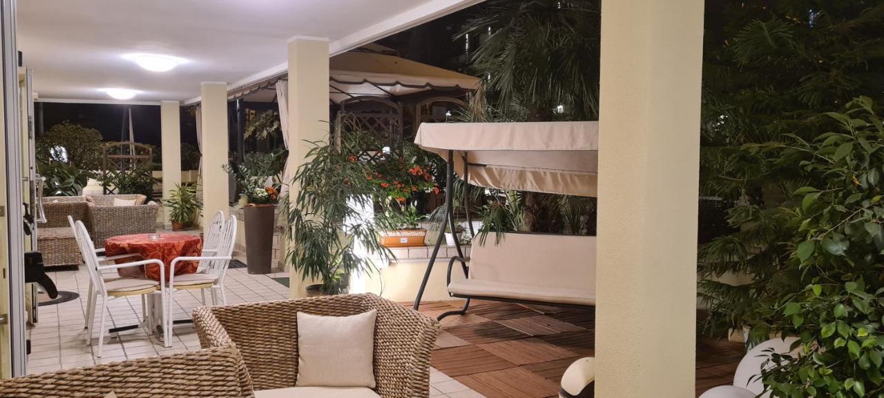 Hotel Beppe Ріміні Екстер'єр фото