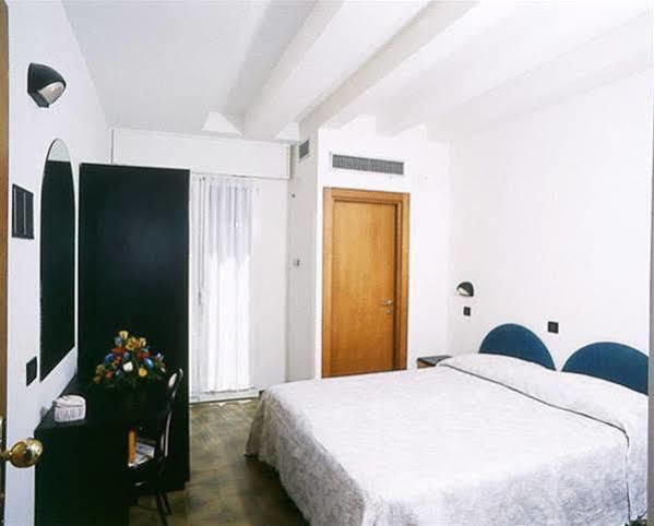 Hotel Beppe Ріміні Екстер'єр фото