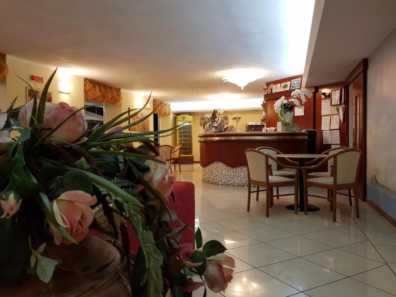 Hotel Beppe Ріміні Екстер'єр фото